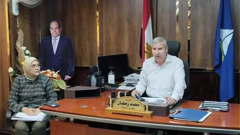 مدير تعليم دمياط يؤكد أهمية دعم الضعاف ومتابعة الكثافة الطلابية