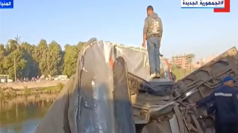 الصحة: الدفع بـ23 سيارة إسعاف إلى موقع حادث قطار المنيا ورفع درجة التأهب الطبي