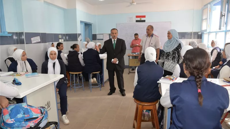 محافظ أسيوط يتفقد مدرسة أسيوط الثانوية الصناعية بنات