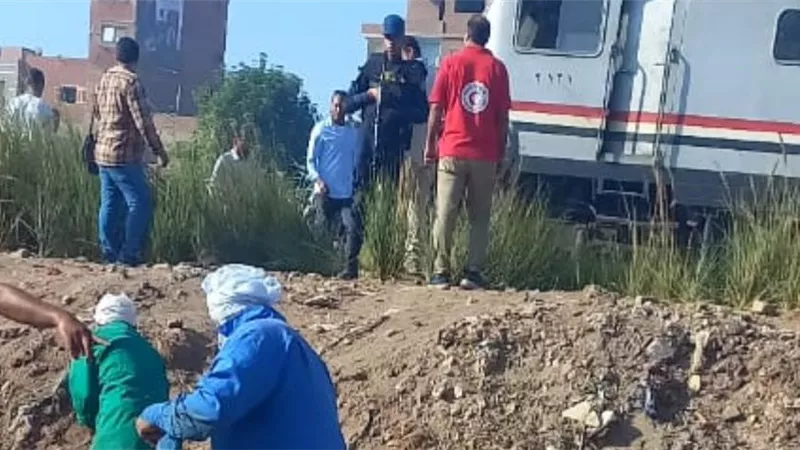 الهلال الأحمر يقدم المساعدات العاجلة لمصابي حادث تصادم قطاري المنيا