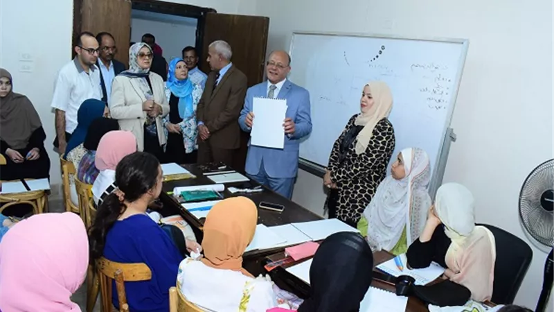 رئيس جامعة سوهاج يتابع انتظام العملية التعليمية