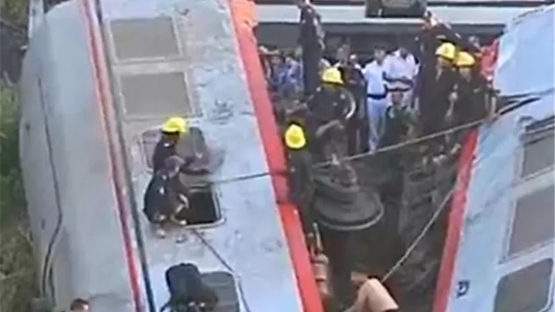 كامل الوزير:إحالة كل من تسبب في وقوع حادث قطار المنيا إلى النيابة