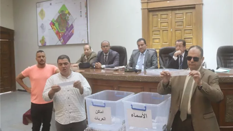إجراء القرعة العلنية لحجز 32 وحدة طعام متنقلة بالعاشر من رمضان