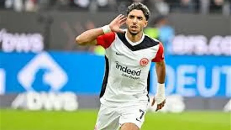 فرانكفورت يمنح عمر مرموش جائزة لاعب شهر سبتمبر
