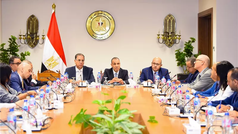 وزير الخارجية يعقد اجتماعاً موسعاً مع قطاعي الهجرة والقنصلي