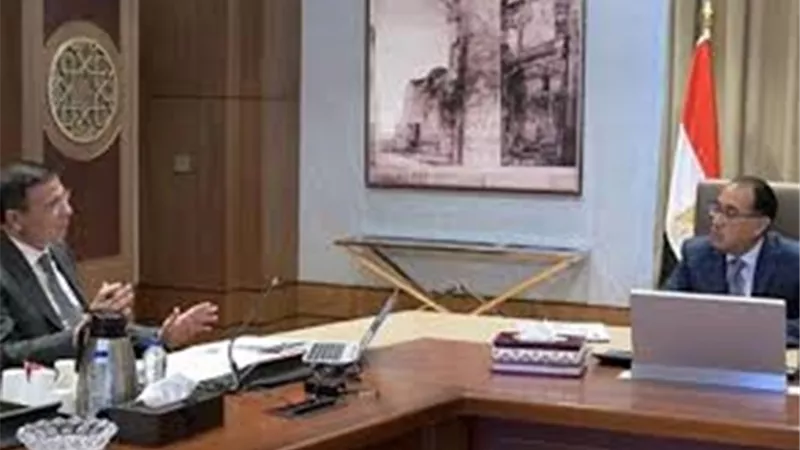 رئيس الوزراء يؤكد أهمية توافر السلع بجميع منافذ 