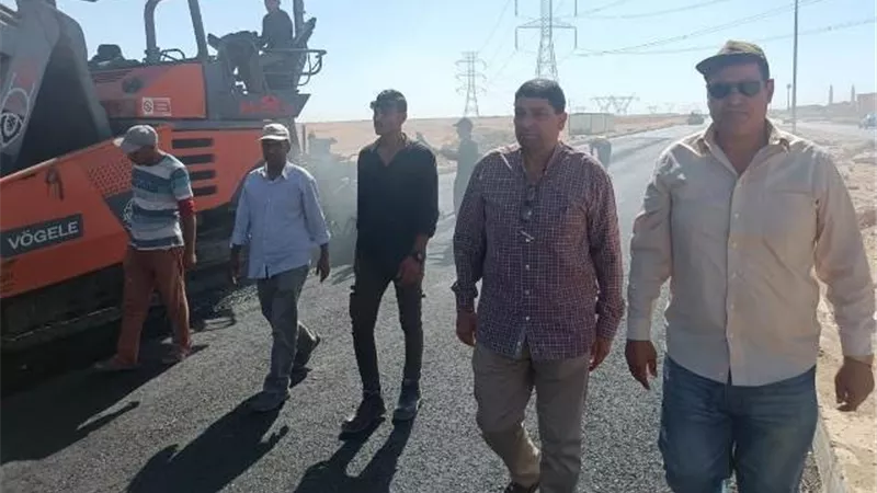 رئيس جهاز الشروق يُعلن الإنتهاء من أحدث مشروعات الطرق بالمدينة.. صور