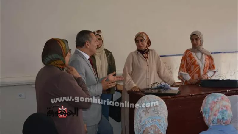 رئيس جامعة دمياط يتفقد كليةالفنون التطبيقية ويجري حوارا مع الطلبة
