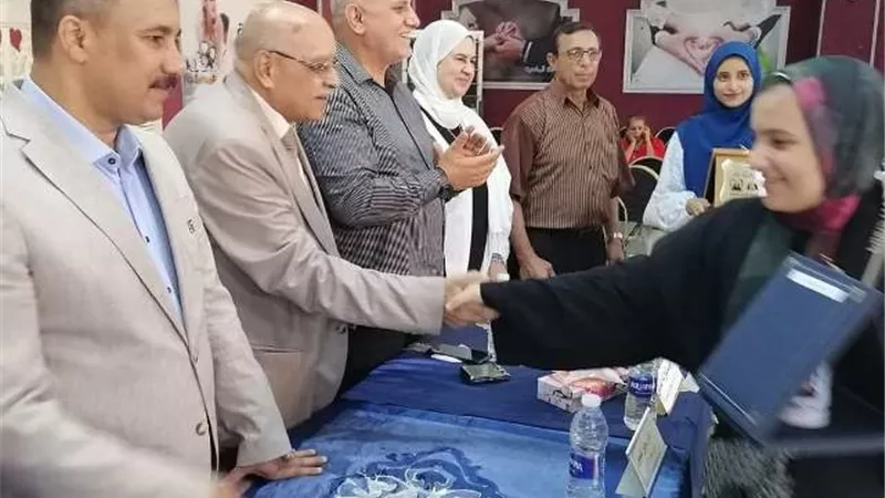اللجنه النقابية للمعلمين بدكرنس كرمت أوائل الطلاب