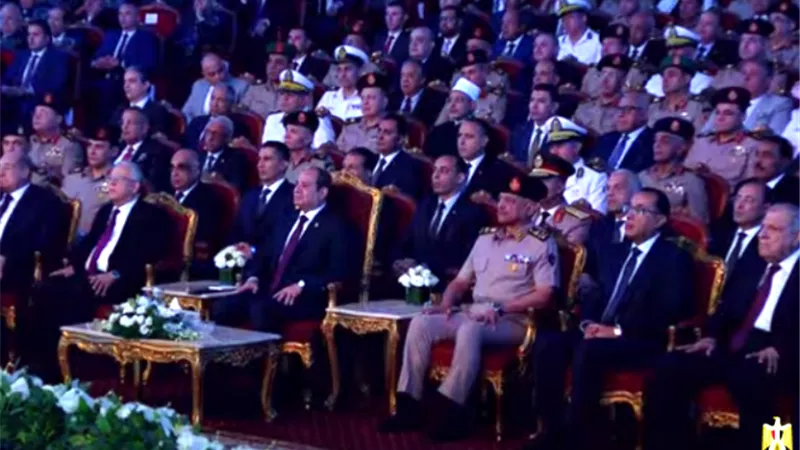 الرئيس السيسي يشاهد فقرة بعنوان 