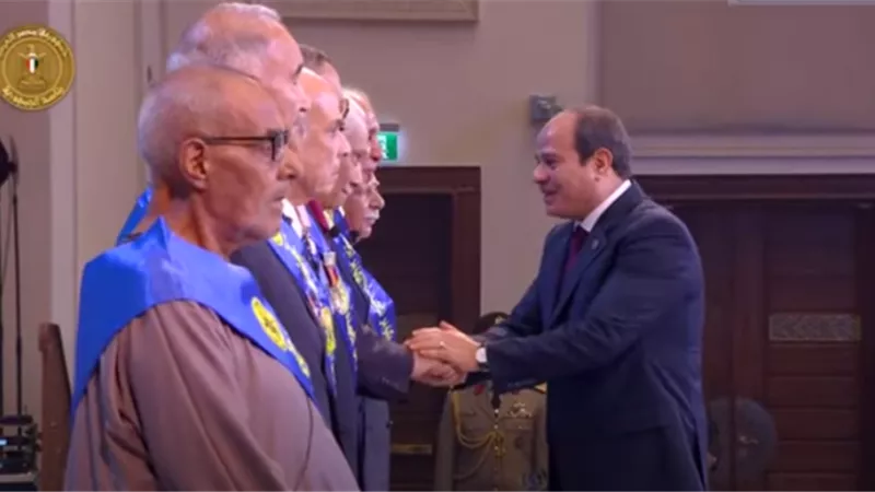 السيسي يقدم التحية لمجموعة من أبطال حرب أكتوبر خلال الندوة التثقيفية