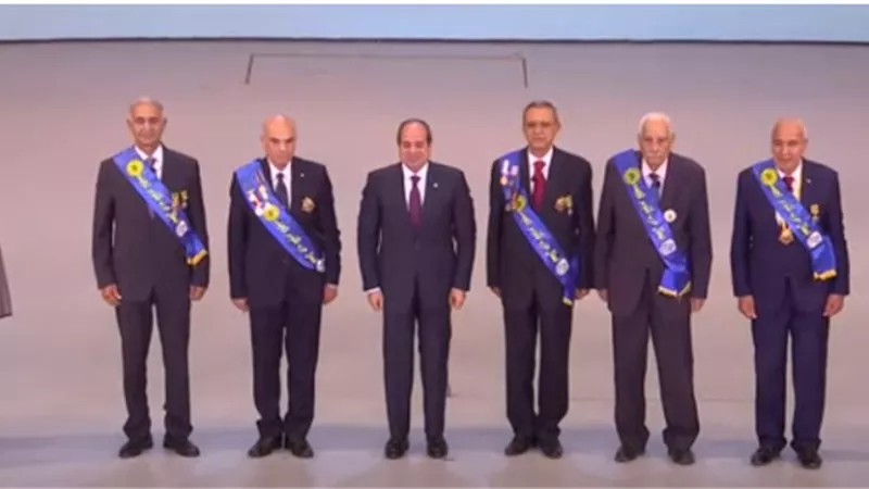 الرئيس السيسى يتوسط صورة تذكارية مع أبطال حرب أكتوبر