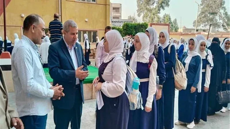 مدير تعليم دمياط يفاجئ مدارس فارسكور ويشيد بانتظام الدراسة