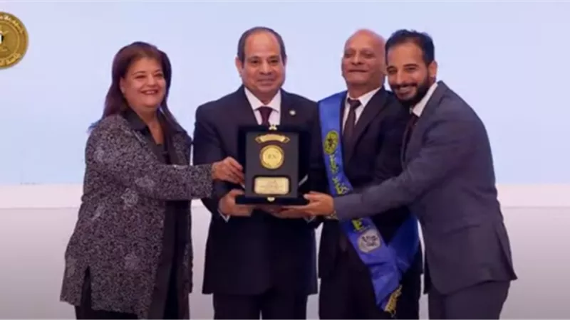 الرئيس السيسي يكرم مجموعة من أبطال حرب أكتوبر
