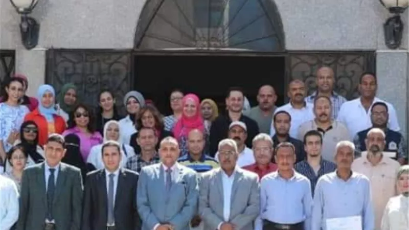 السكرتير العام يسلم شهادات دورة تعزيز الوعي بالأمن السيبراني