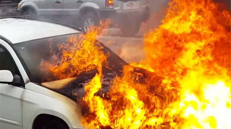 حريق بـ سيارة ملاكى فى منطقة الزيتون