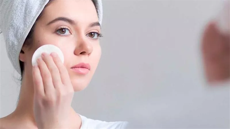 طرق منزلية للتخلص من لمعان البشرة الدهنية