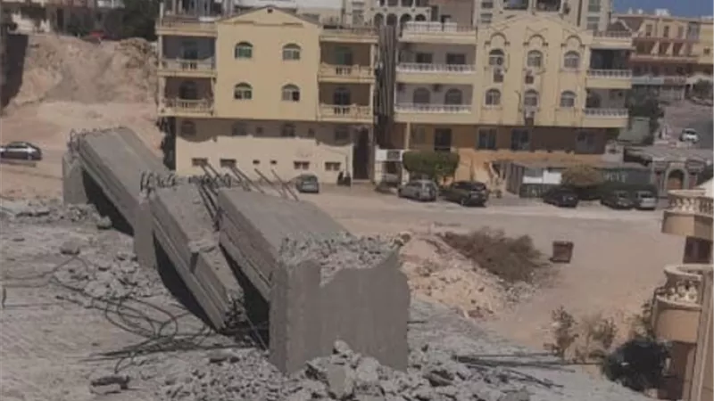 مهدي يتابع أعمال إزالة لجميع أعمدة مبني دون ترخيص بتقسيم القمر