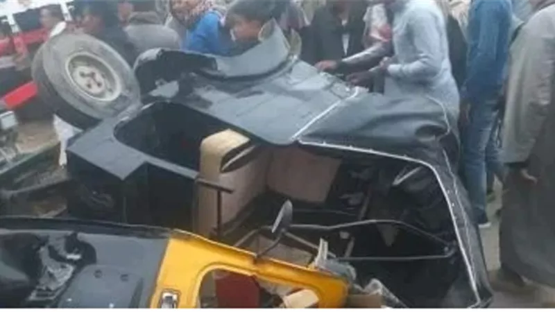 مصرع شخص و إصابة 2 اخرين فى حادث تصادم قطار بتوكتوك