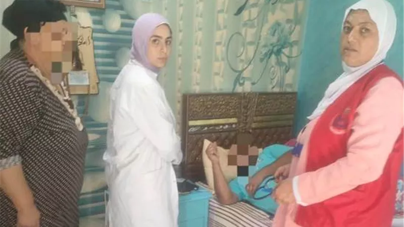 وكيل صحة البحيرة يرسل فريق طبي لمناظرة قعيدة بقرية بالمحمودية