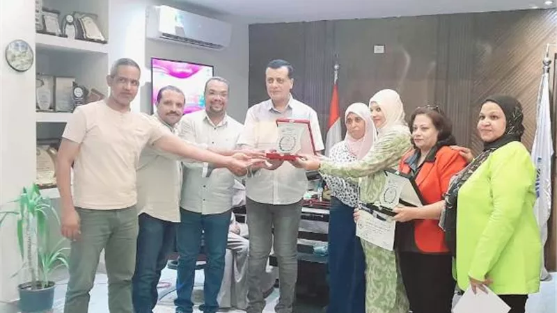 تكريم إدارة التواصل ودعم المعلمين بقنا