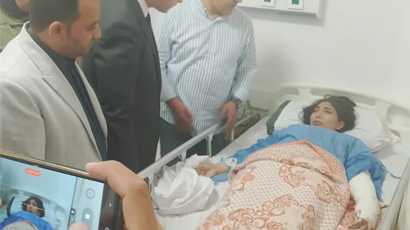 محافظ السويس يطمئن علي المصابين في حادث الجلالة.. صور