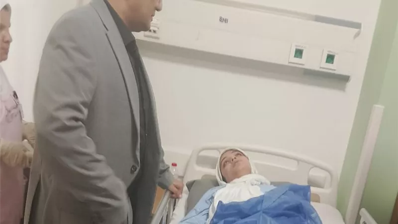رئيس جامعة الجلالة يزور المصابين بالمجمع الطبي بالسويس