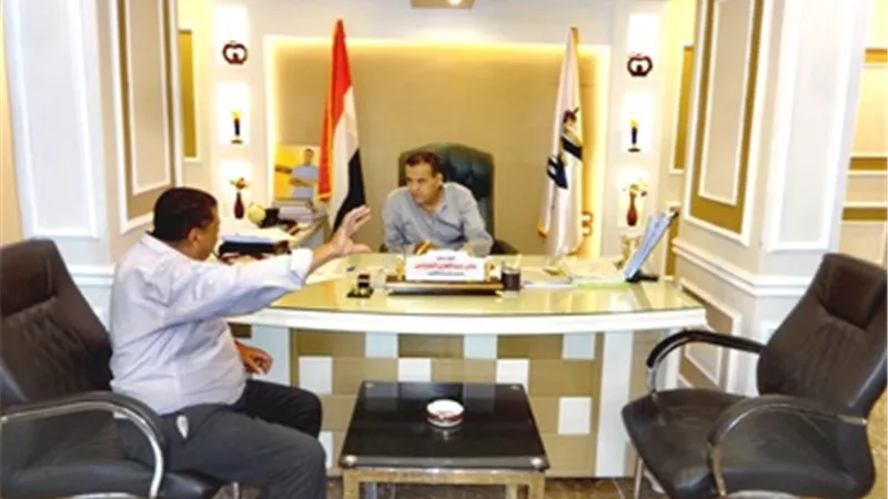رئيس مدينة الأقصر يبحث١٠ طلبات للمواطنين فى اليوم المفتوح