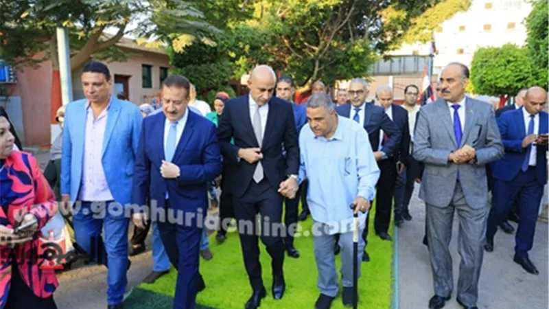 وزير التعليم يصطحب في يده مدير مدرسة قويسنا المتميزة مريض السكر