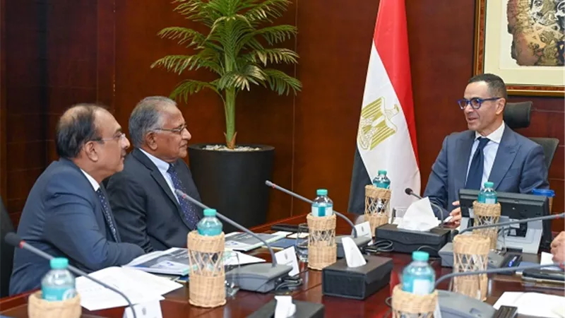 وزير الاستثمار والتجارة الخارجية يلتقي وفد شركة 