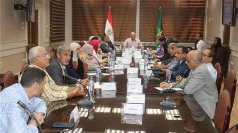 محافظ القليوبية يناقش مستجدات العمل في ملف تقنين الأراضي المملوكة للدولة