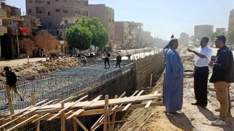 محافظ أسوان يتابع مشروع تغطية الأجزاء المتبقية من مصرف السيل