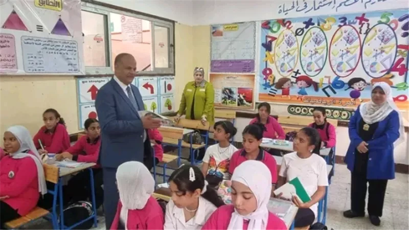 مدير التعليم ببورسعيد يثنى على انتظام طالبات نبوية الجابري