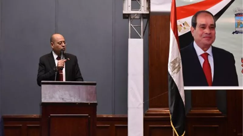 وزير العمل ومحافظ الإسكندرية يُسلمان عقود عمل لذوي الهمم.. صور
