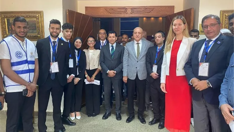 وزير الرياضة ومحافظ الاقصر يفتتحان منتدى الشباب العربى الاوروبى