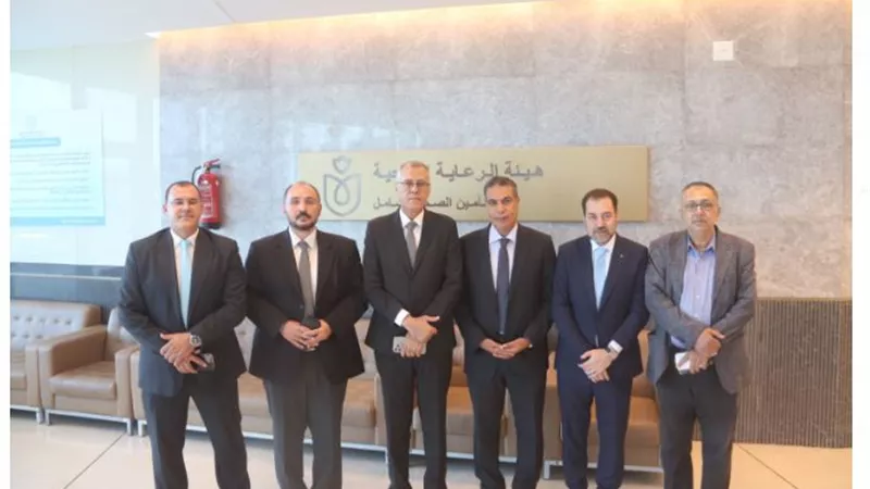 وفد من التعليم العالي يزور الطلاب المُصابين بحادث جامعة الجلالة