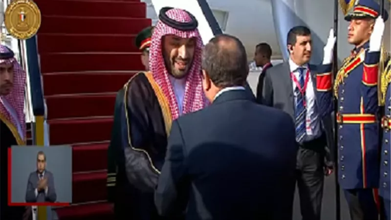 مراسم استقبال رسمية لولي العهد السعودي.. والرئيس السيسي يصطحبه لقاعة كبار الزوار