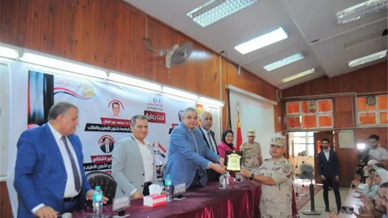 رئيس جامعة كفر الشيخ يشهد حفل استقبال الطلبة الجدد بالطب البيطرى