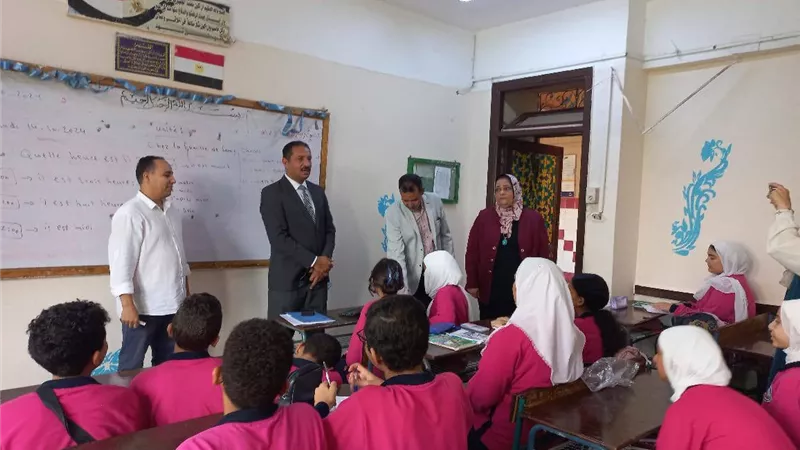 سلومة بجولة تفقدية لمدارس إدارتى أبو النمرس وجنوب الجيزة