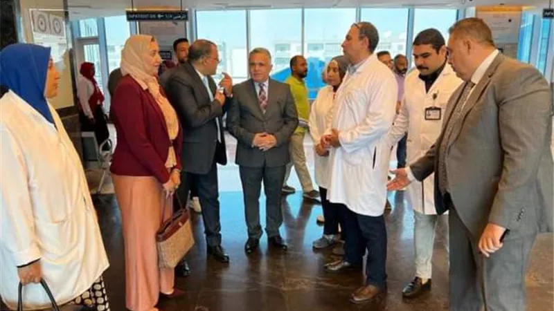 رئيس جامعة السويس يزور مصابي حادث الجلالة بالمجمع الطبي بالسويس
