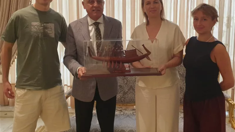 بعد انتهاء ثانى رحلاتها بالأقصر عمارة يهدى رئيسة وزراء الدنمارك 