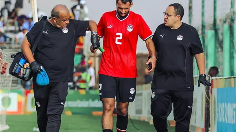بعد إصابته في المنتخب المصري يطمئن على حالة مدافعه خالد