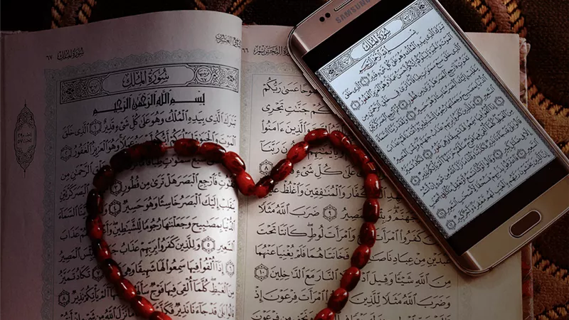 حكم ختم القرآن بدون وضوء عن طريق الموبايل