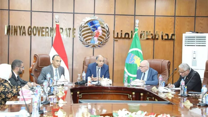 محافظ المنيا يبحث دعم الاستثمار وتذليل العقبات أمام المستثمرين