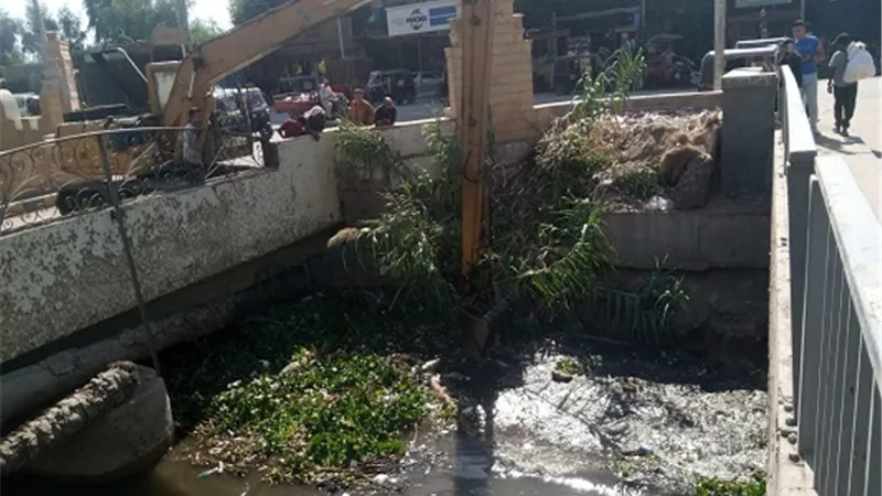 محافظ أسيوط يوجه باستمرار أعمال تطهير الترع والمصارف بساحل سليم