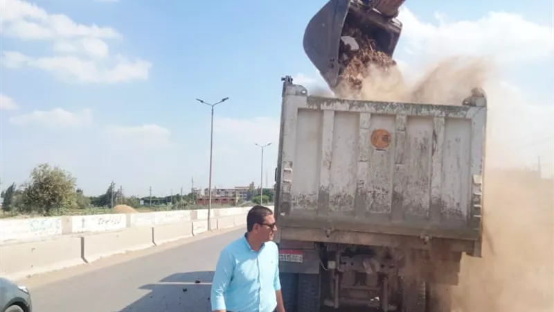 رفع 1500 طن مخلفات هدم من حرم طريق طلخا نبروه