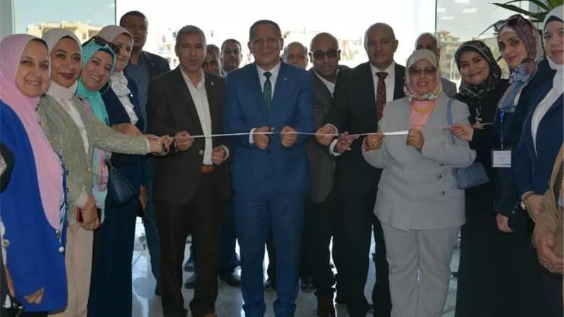 رئيس جامعة دمياط ومدير التعليم يفتتحان المعرض الفني للموهوبين