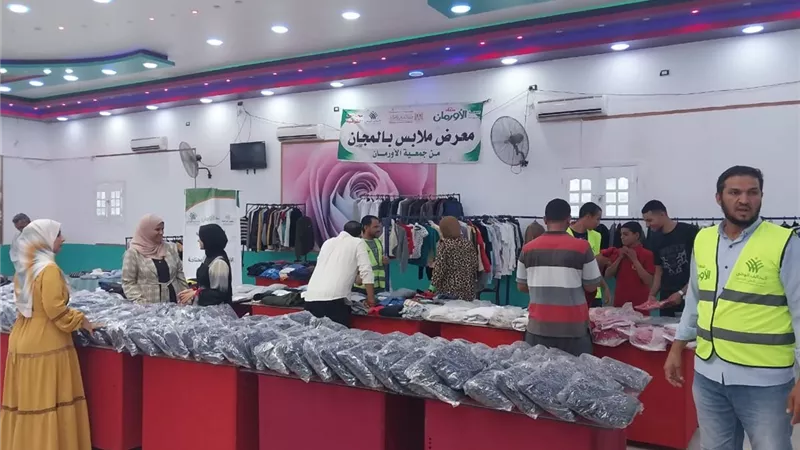 توزيع الملابس الجديدة بالمجان على الأولى بالرعاية بقرى الشرقية