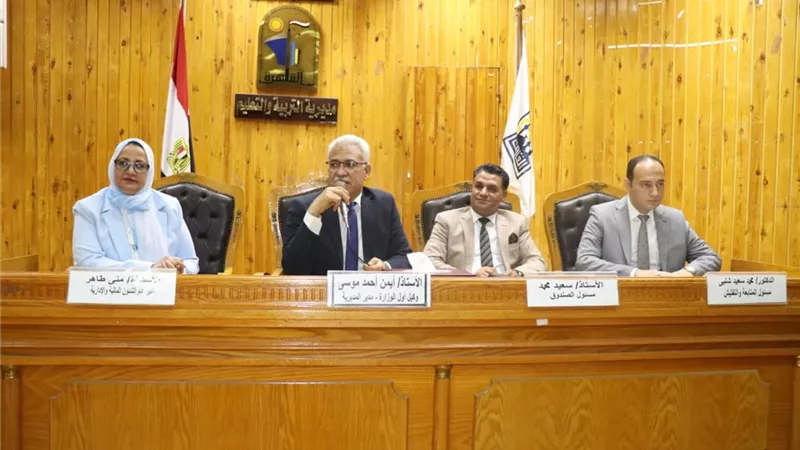 مدير تعليم القاهرة يشهد اجتماع الشئون المالية بديوان المديرية