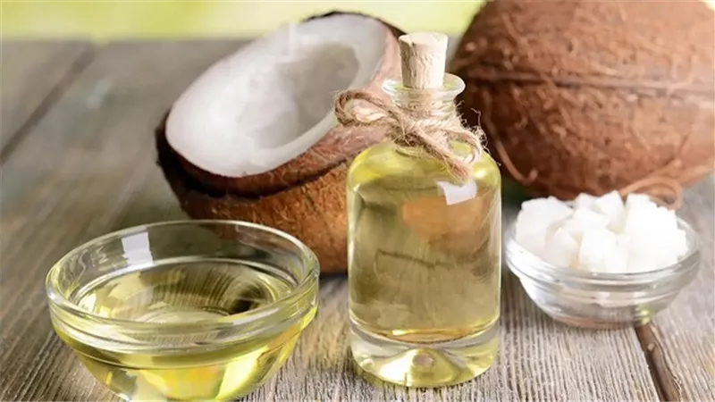 خبير يكشف فوائد زيت جوز الهند في علاج التهابات البشرة